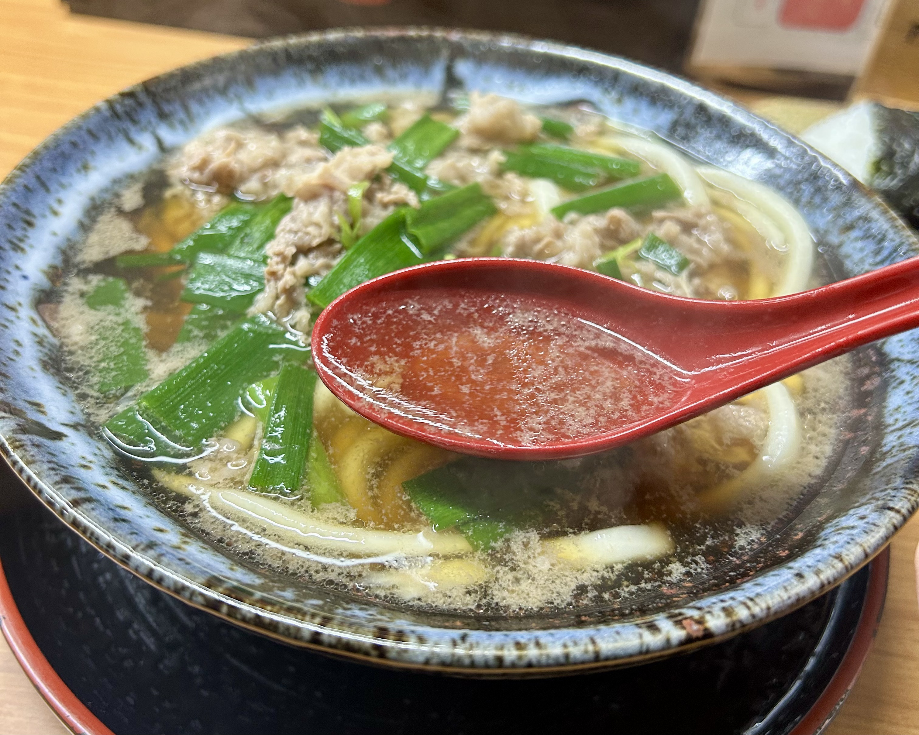 西宮「大阪うどん いなの路」名物肉うどんを実食！芸人も愛する味のイメージ画像
