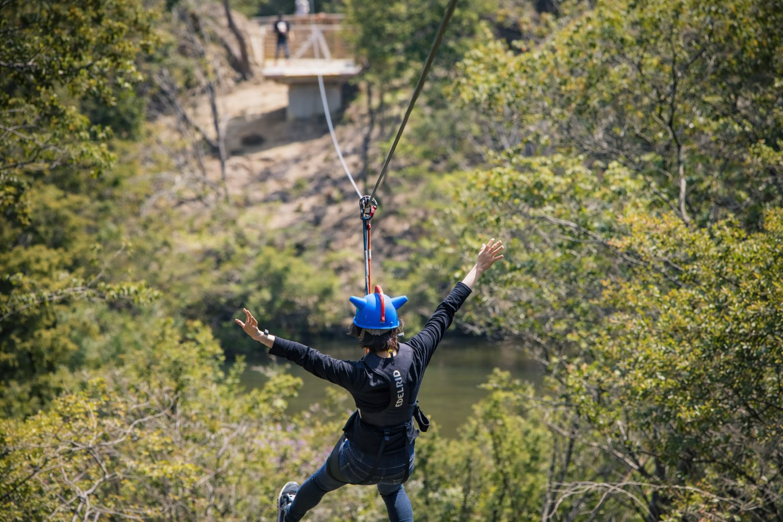 淡路島ニジゲンノモリ しんちゃんルーム宿泊者限定！ジップライン2回飛べる！のイメージ画像
