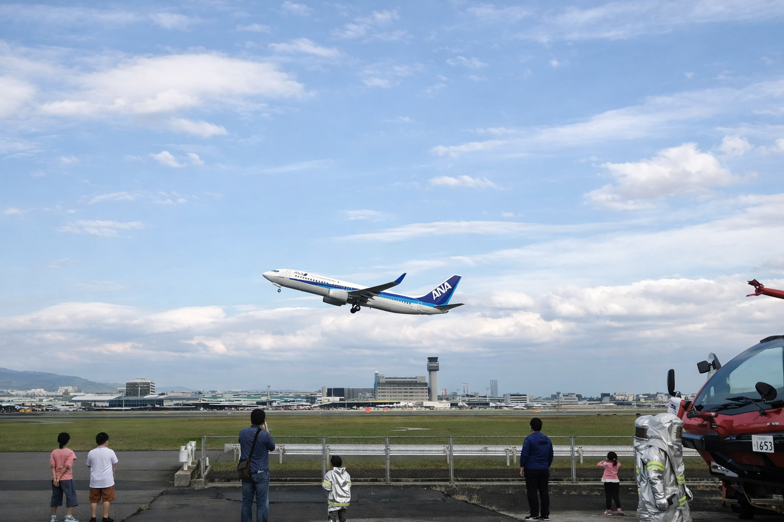 大阪国際空港(伊丹)小学生親子見学バスツアー!滑走路&消防車体験のイメージ画像